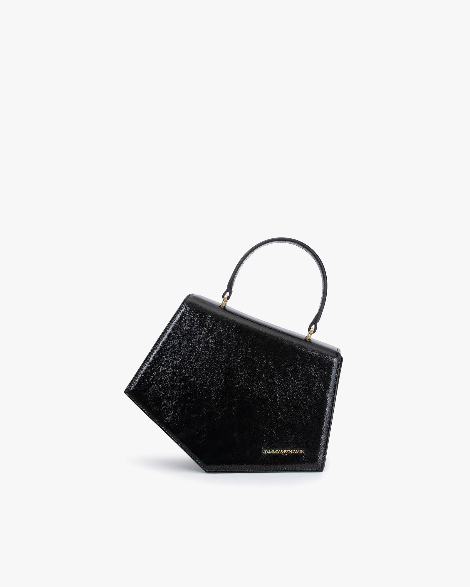 Sac PENTAGONE en naplak noir, vue de profil posé, poignée courte, logo doré visible