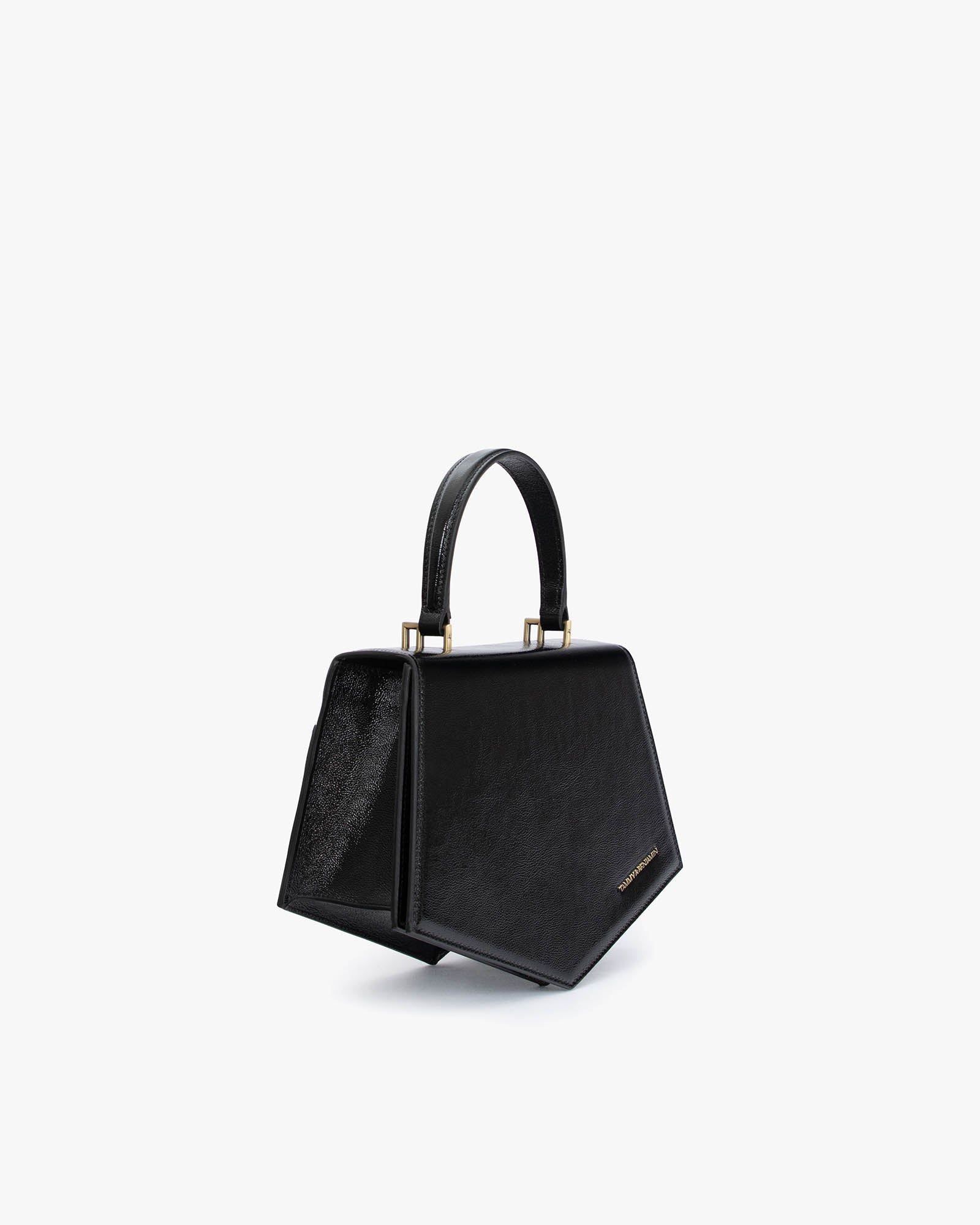 Sac PENTAGONE noir naplak, vue de trois quarts, poignée relevée, posé sur fond blanc