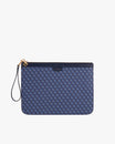 Pochette GM Monogram bleue, vue de face, dragonne en cuir détachée posée à gauche, fermeture zippée