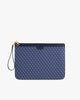 Pochette GM Monogram bleue, vue de face, dragonne en cuir détachée posée à gauche, fermeture zippée