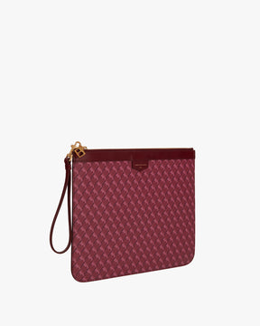 Pochette GM Monogram Bordeaux de trois quarts, motif monogramme, zip et dragonne en cuir