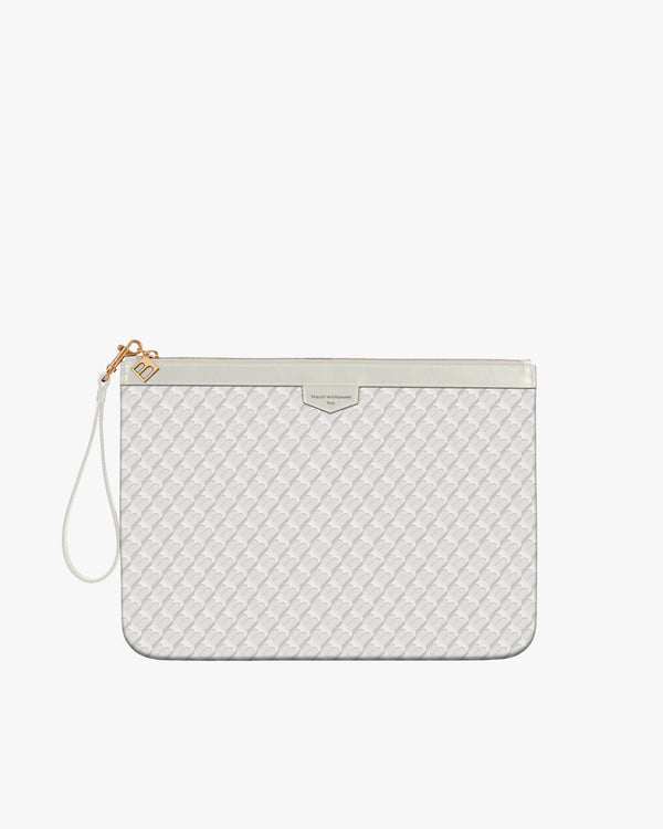 Pochette GM Monogram blanc ivoire, vue de face, dragonne en cuir détachée, zip fermé