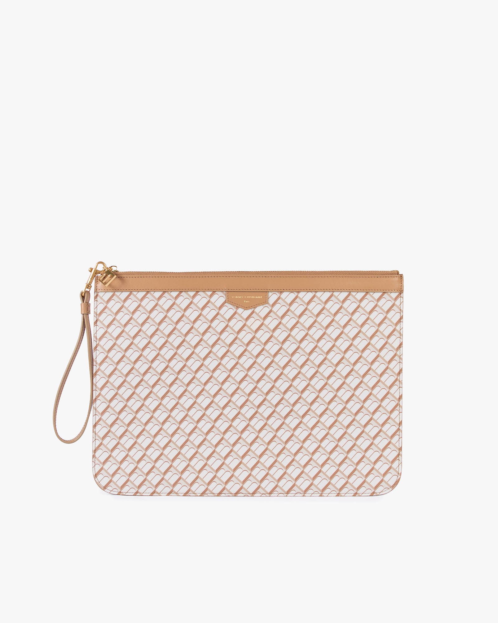 Pochette GM Monogram Tan vue de face, dragonne en cuir détachée sur le côté