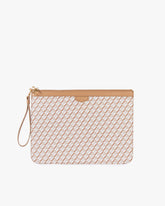 Pochette GM Monogram Tan vue de face, dragonne en cuir détachée sur le côté