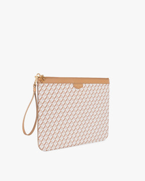 Pochette GM Monogram Tan, vue de trois-quarts, zip ouvert et dragonne en cuir détachée