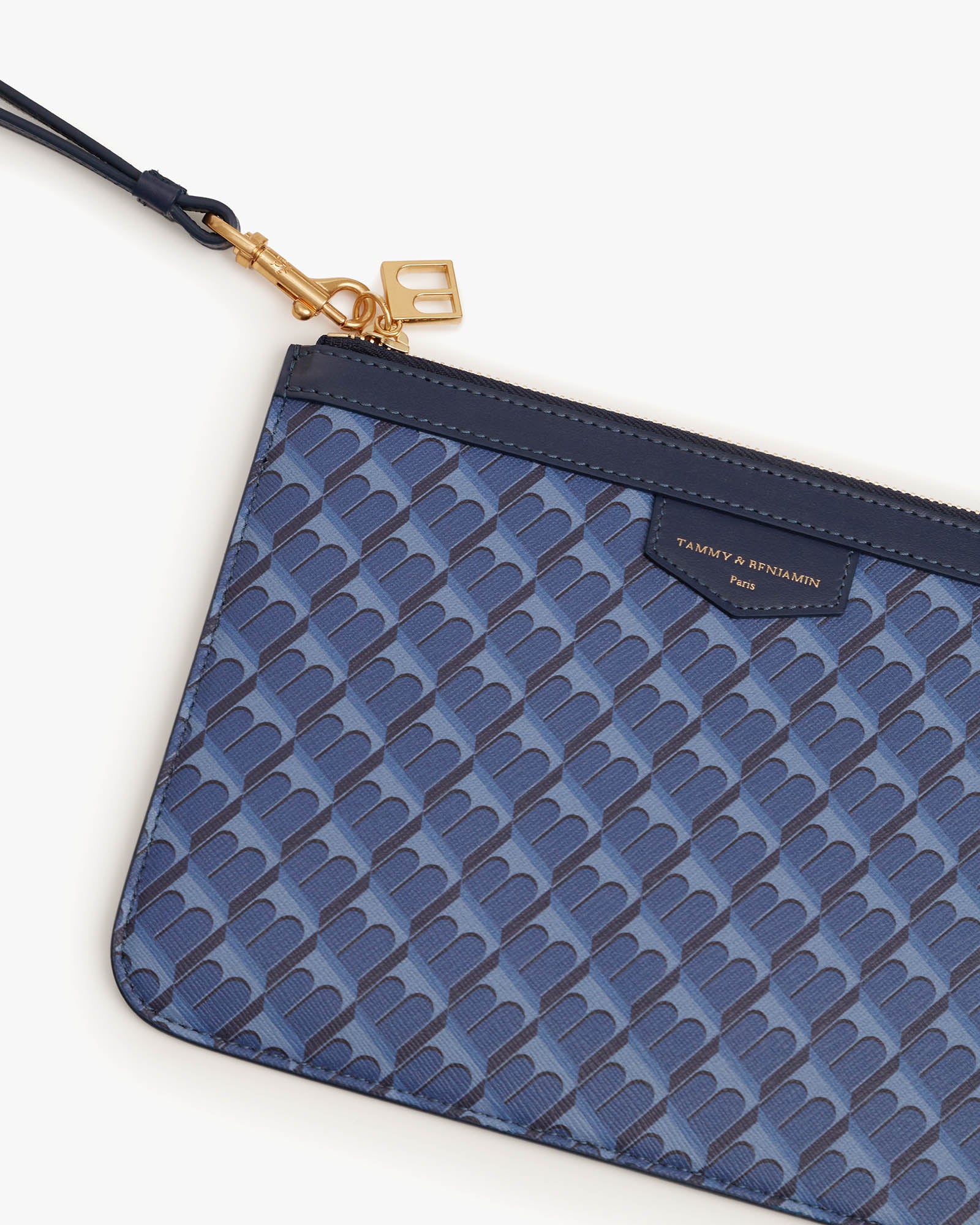 POCHETTE PM MONOGRAM in blue, close-up on zip, gold clasp and leather wrist strap