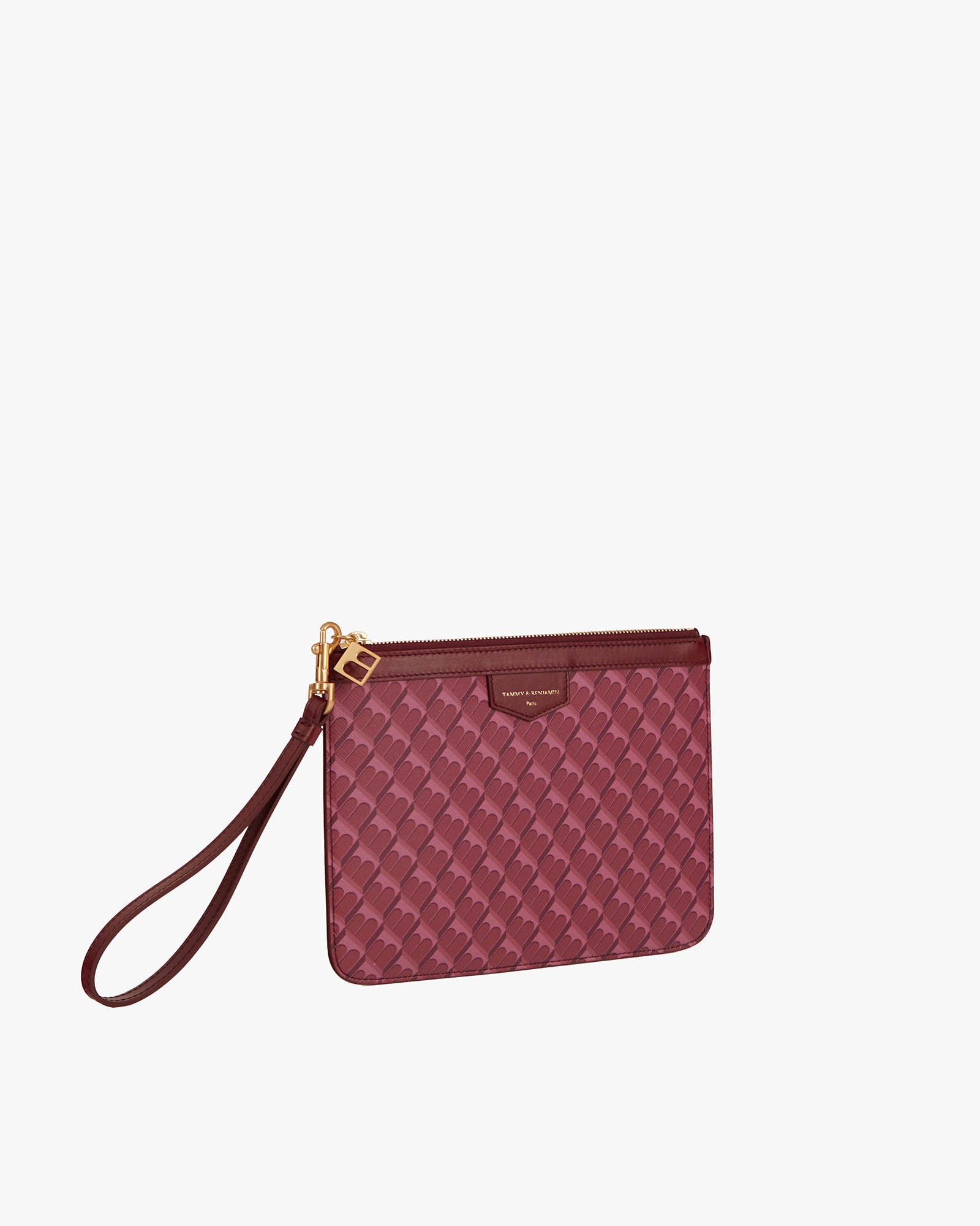 Pochette PM Monogram Bordeaux, vue de trois quarts avec dragonne en cuir posée au sol