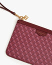 Pochette PM Monogram Bordeaux, détail du fermoir doré, dragonne en cuir et toile enduite