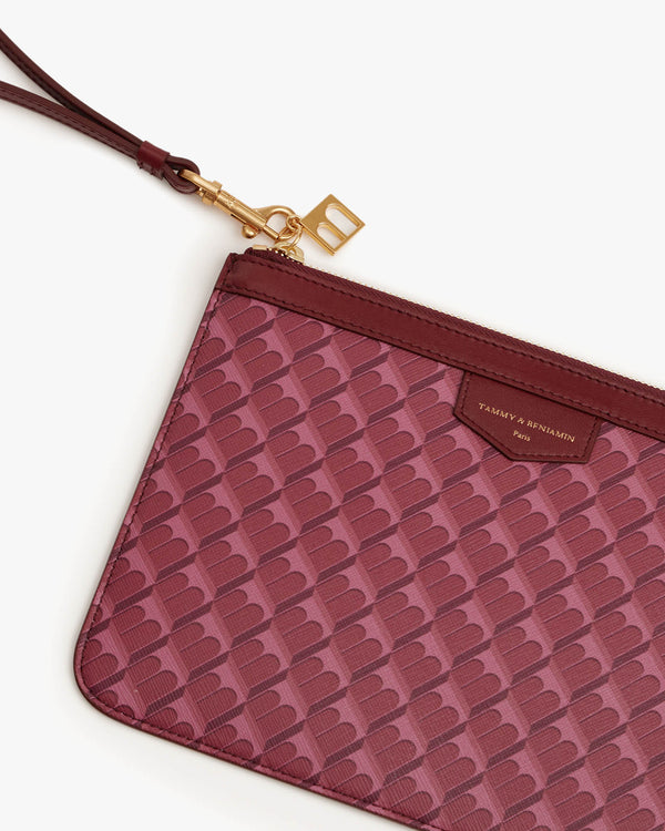 Pochette PM Monogram Bordeaux, détail du fermoir doré, dragonne en cuir et toile enduite