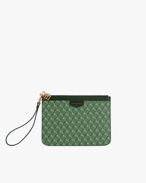 Pochette PM Monogram verte, vue de face, posée, avec dragonne en cuir et fermoir doré