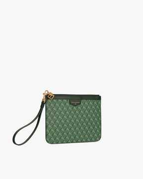 Pochette PM Monogram verte de trois quarts, dragonne en cuir sortie, motif Marble Arch visible