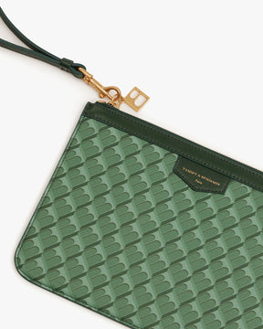 Pochette PM Monogram verte, détail du fermoir doré, de la dragonne en cuir et du monogramme