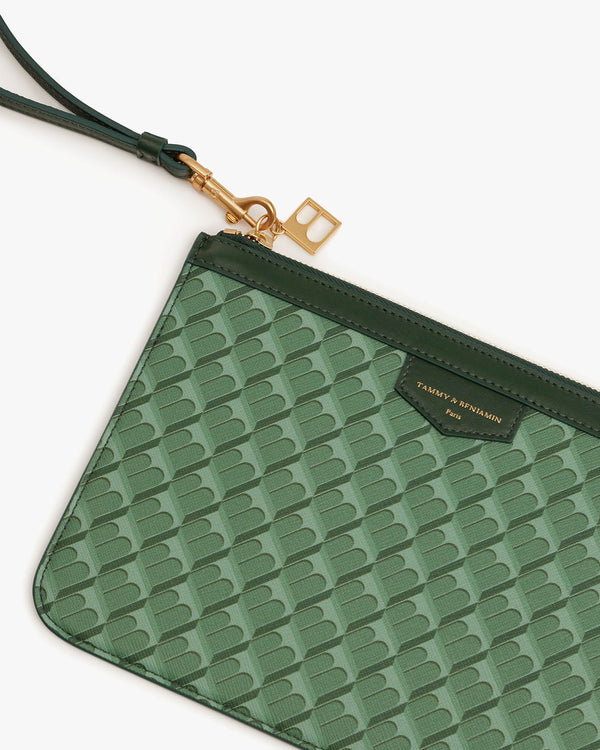 Pochette PM Monogram verte, détail du fermoir doré, de la dragonne en cuir et du monogramme