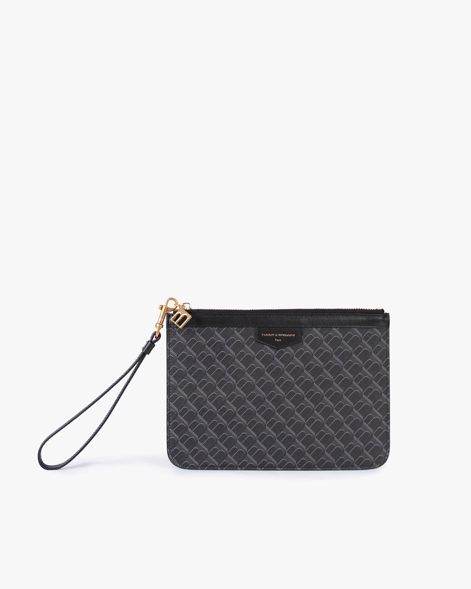 Pochette PM Monogram noire de face, dragonne en cuir détachée, fermeture zippée et breloque dorée