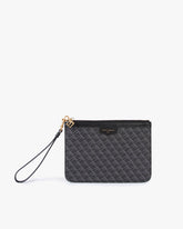 Pochette PM Monogram noire de face, dragonne en cuir détachée, fermeture zippée et breloque dorée