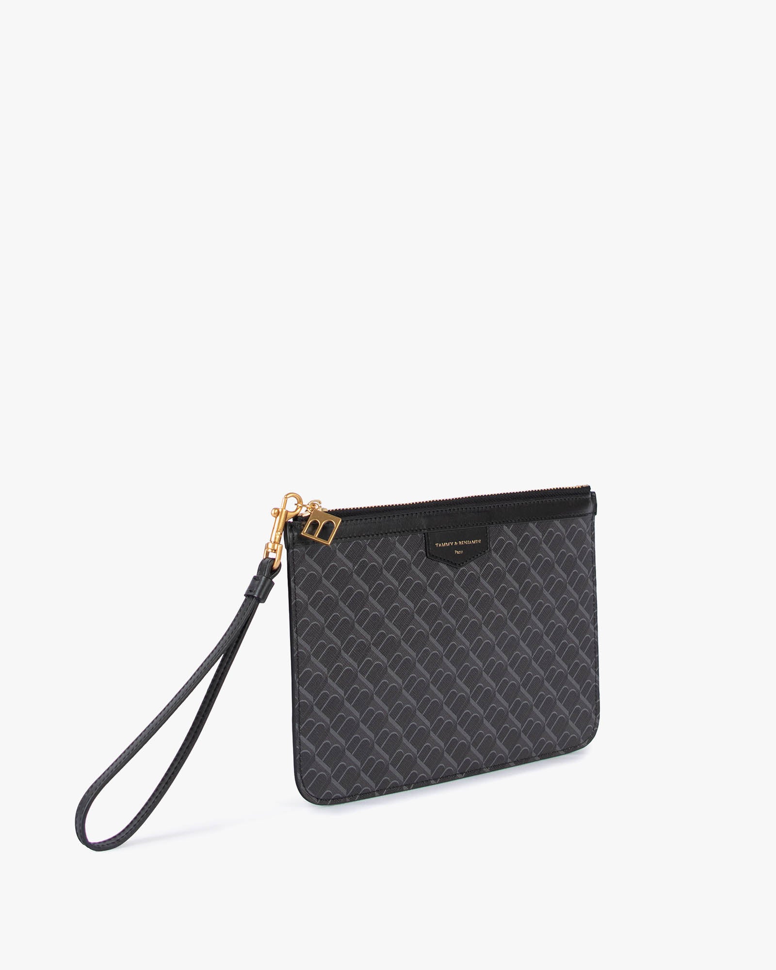 Pochette PM Monogram noire de trois quarts, dragonne en cuir détachée posée devant