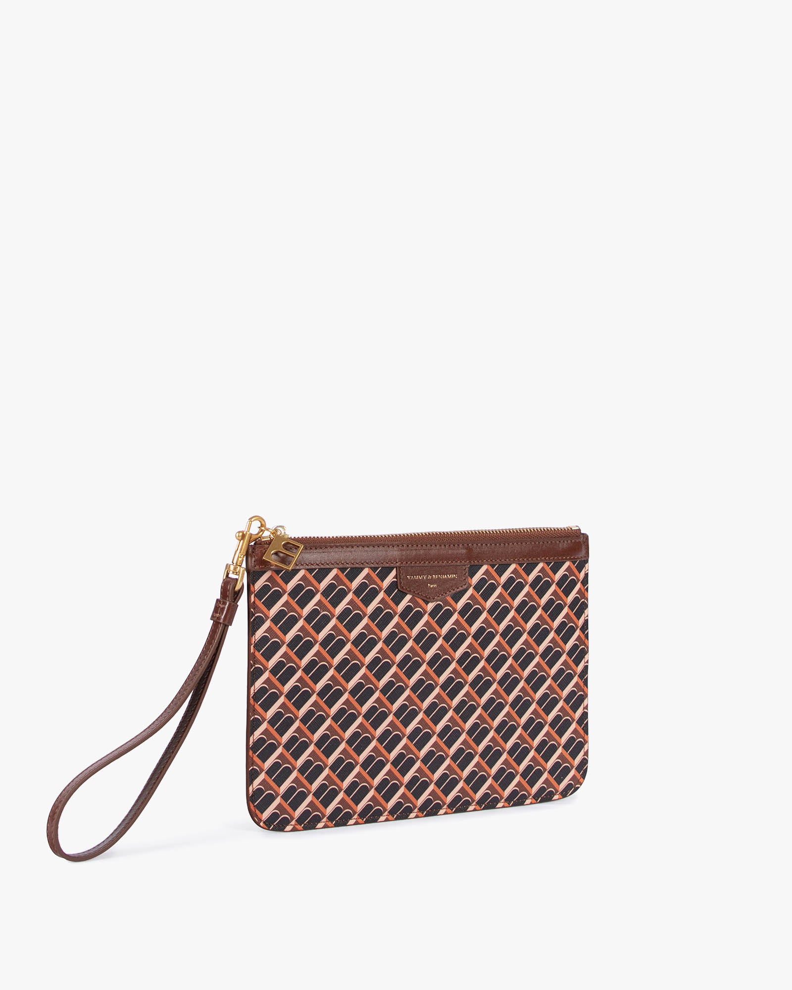 Pochette PM Monogram brun monogram, vue 3/4, posée, dragonne en cuir détachée devant, zip et breloque dorée visibles