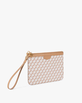 Pochette PM Monogram Tan vue de trois quarts, dragonne en cuir posée au sol