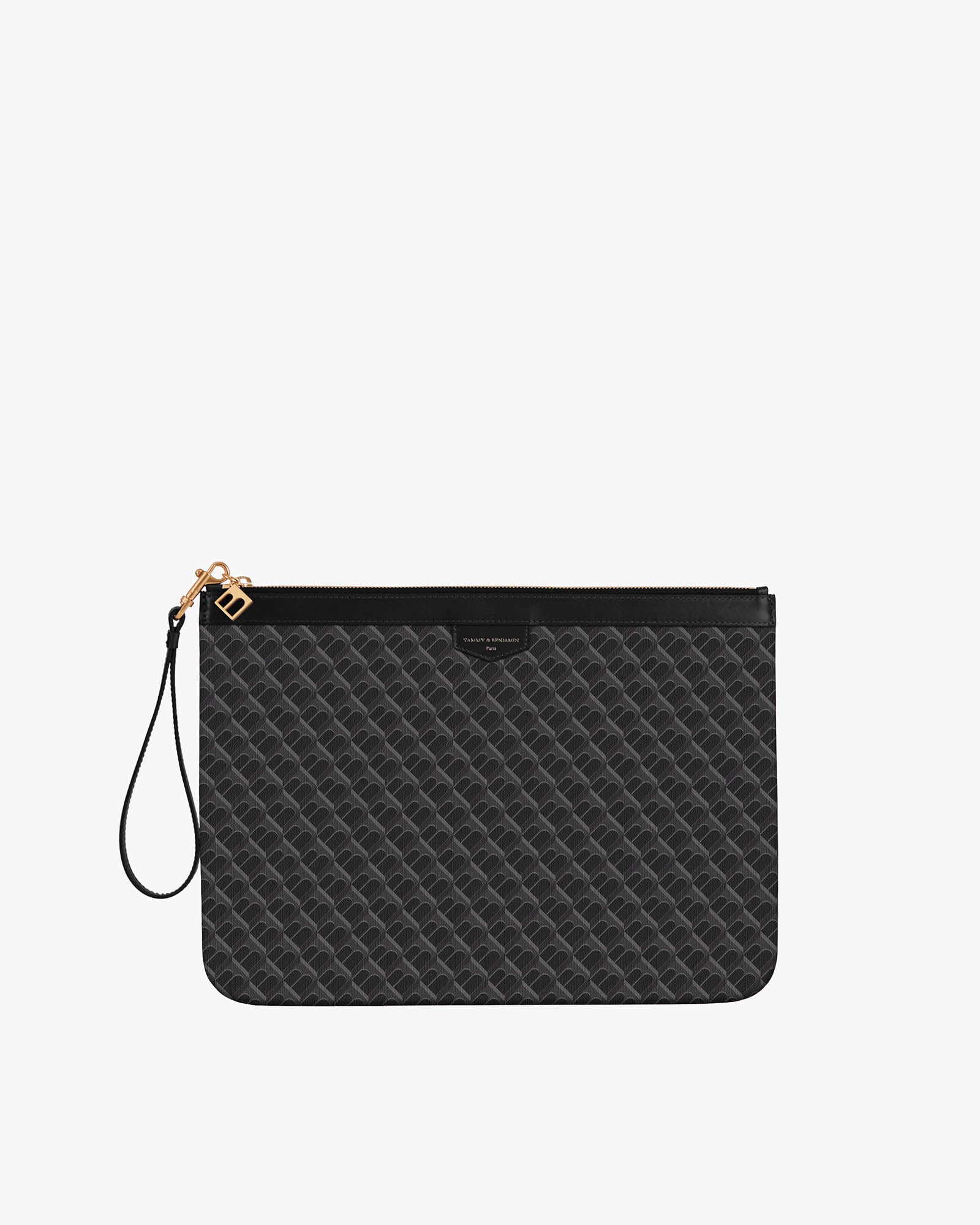 Pochette GM Monogram noire, vue de face, posée, avec dragonne en cuir et fermeture zippée