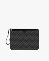 Pochette GM Monogram noire, vue de face, posée, avec dragonne en cuir et fermeture zippée