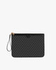 Pochette GM Monogram noire, vue de face, posée, avec dragonne en cuir et fermeture zippée