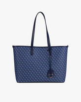 TOTE MONOGRAM bleu, vue de face, posé, anses longues en cuir, motif monogramme sur toile enduite