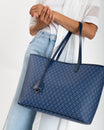 TOTE MONOGRAM bleu porté à l'épaule, motif Marble Arch, anses plates en cuir