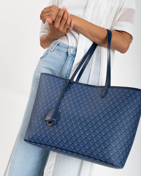 TOTE MONOGRAM bleu porté à l'épaule, motif Marble Arch, anses plates en cuir