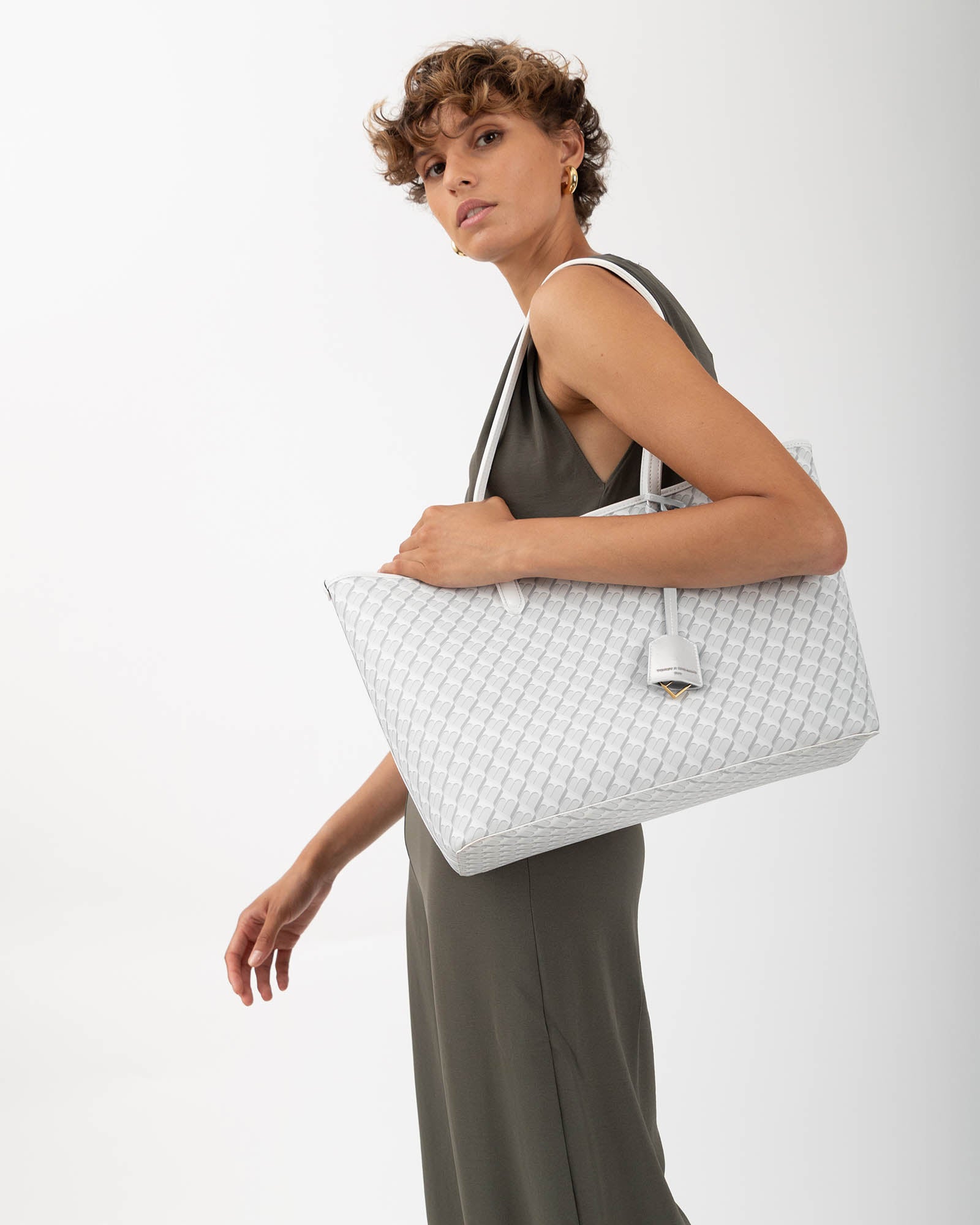TOTE MONOGRAM blanc ivoire, porté épaule, vue de profil sur mannequin
