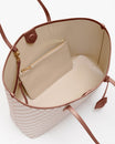 Vue intérieure du sac ouvert avec pochette et portefeuille, bouton-pression magnétique sur la patte en cuir