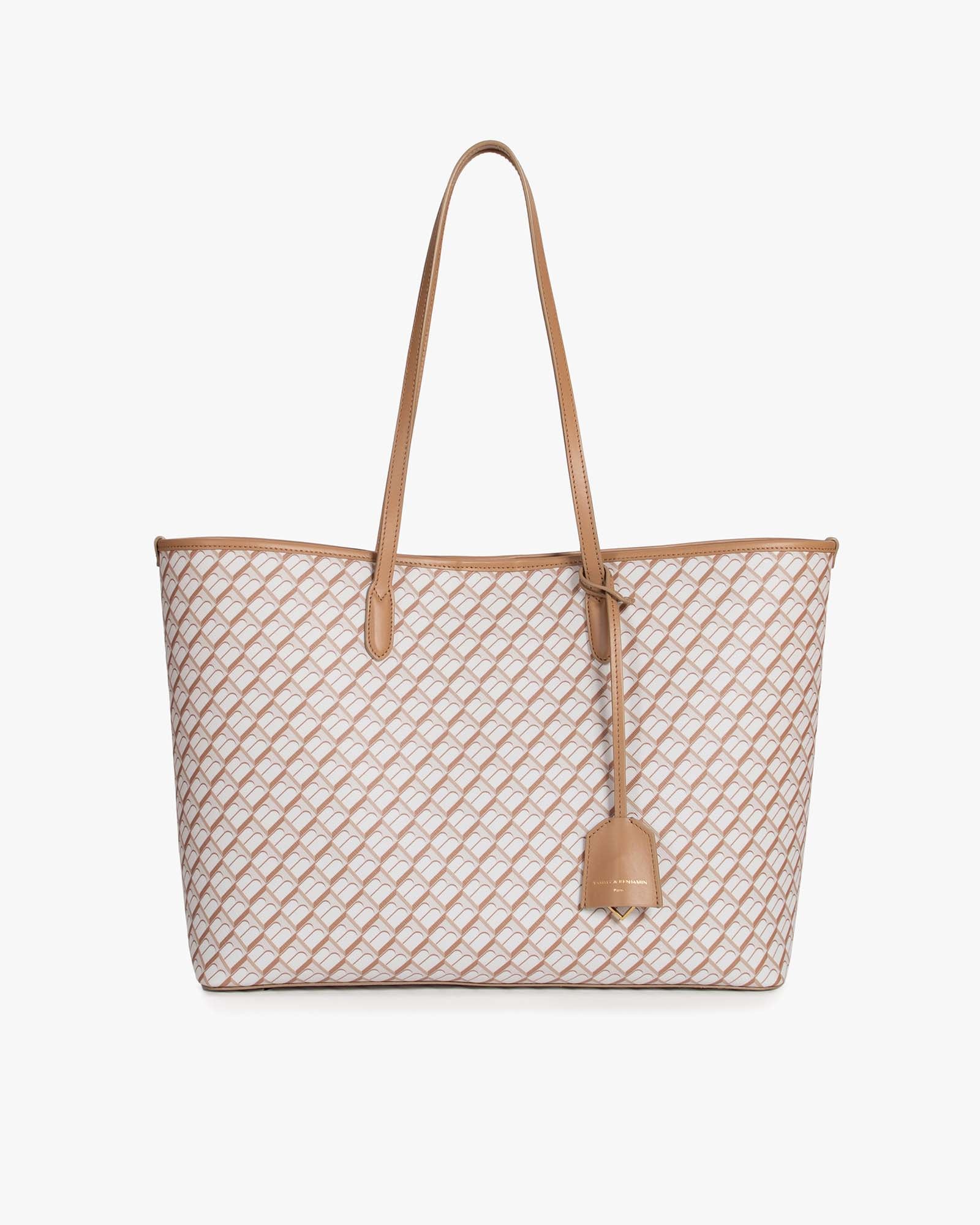 Sac TOTE MONOGRAM Tan posé de face, anses longues en cuir, motif monogramme sur toile enduite