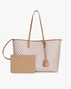 Sac TOTE MONOGRAM Tan posé de face avec sa pochette amovible beige devant
