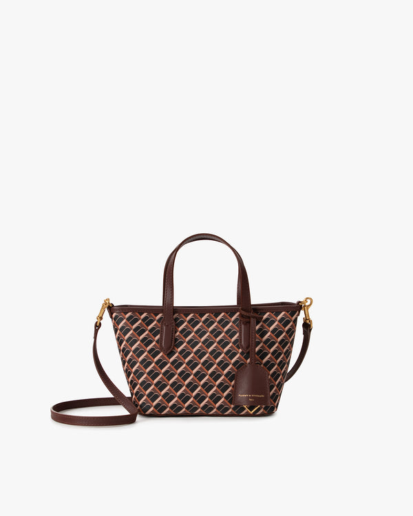 SHOPPER NANO Brun monogram, vue de face, posé, anses courtes et bandoulière amovible visibles