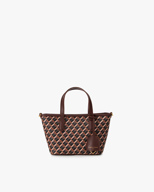 Shopper Nano Brun monogram, vue de face avec anses courtes et étiquette cuir pendante