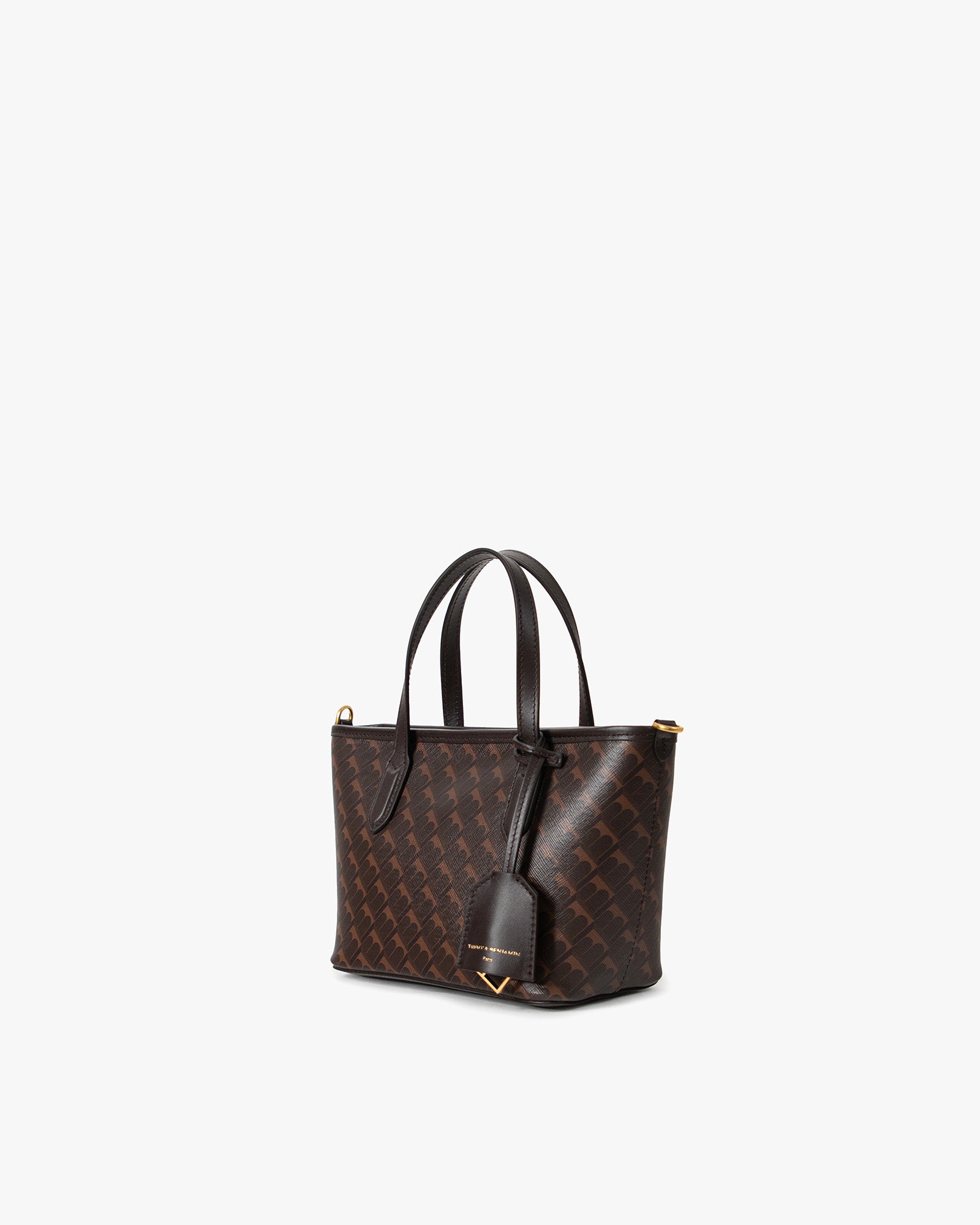 Shopper Nano chocolat monogram, vue de trois-quarts, anses hautes en cuir et étiquette cuir suspendue