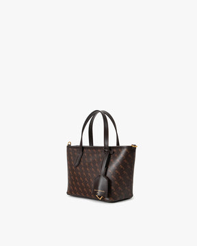 Shopper Nano chocolat monogram, vue de trois-quarts, anses hautes en cuir et étiquette cuir suspendue