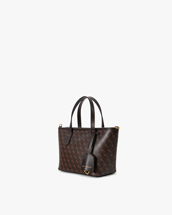 Shopper Nano chocolat monogram, vue de trois-quarts, anses hautes en cuir et étiquette cuir suspendue