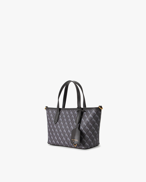 Sac SHOPPER NANO gris, vue de trois quarts, posé, motif monogramme, anses portées