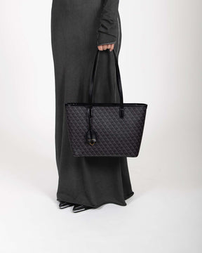 TOTE MONOGRAM PM Noir, porté à la main, vue de côté en toile enduite Marble Arch