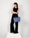 TOTE MONOGRAM PM bleu porté à la main, tenu par une anse, toile Marble Arch signature
