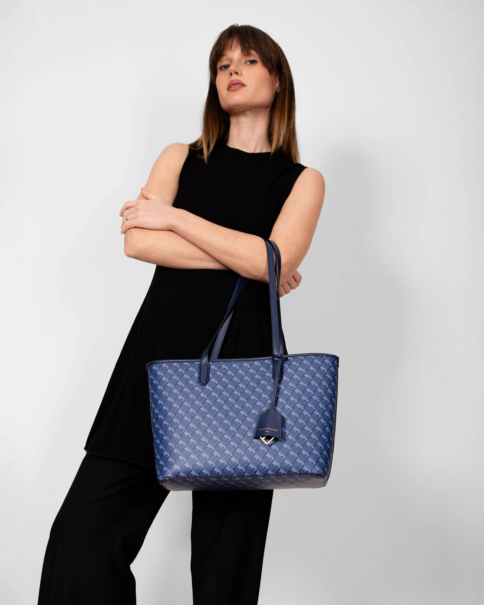 TOTE MONOGRAM PM bleu, porté à la main, anses croisées, toile imprimée monogramme