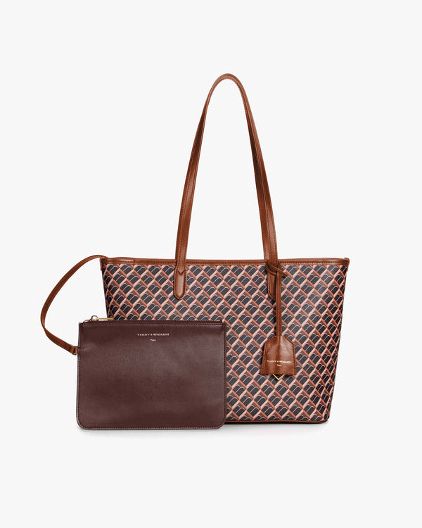 TOTE MONOGRAM PM brun, posé de face avec pochette amovible et anses en cuir