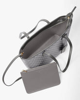 TOTE MONOGRAM gris, vue ouverte montrant l'intérieur et la pochette amovible, anses en cuir
