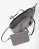 TOTE MONOGRAM gris, vue ouverte montrant l'intérieur et la pochette amovible, anses en cuir|upsale-option--zippee-sur-toute-la-longueur-gris
