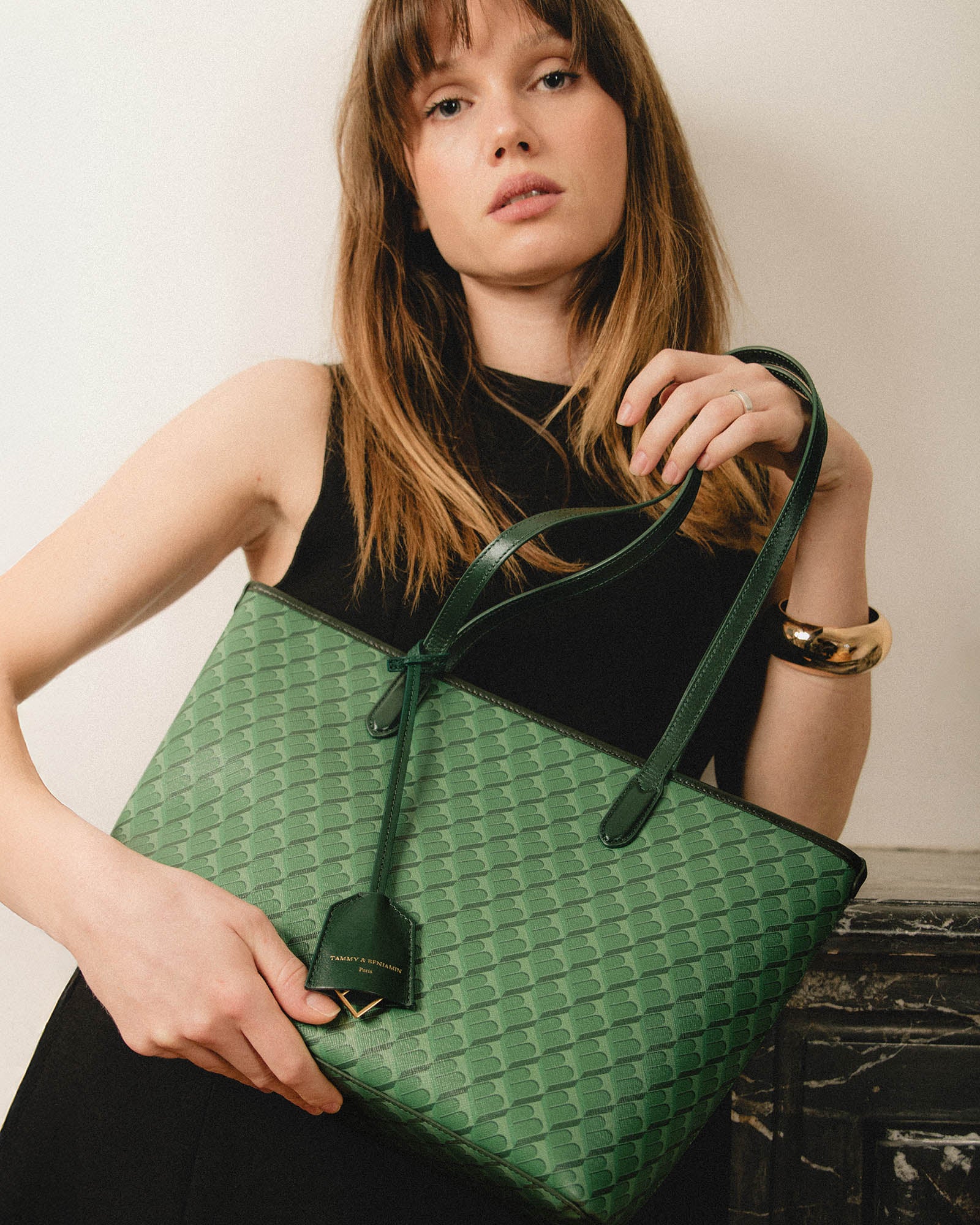 TOTE MONOGRAM PM vert, porté à la main, toile Marble Arch et anses en cuir