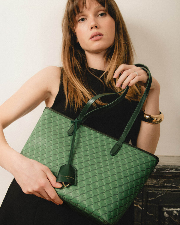 TOTE MONOGRAM PM vert, porté à la main, toile Marble Arch et anses en cuir
