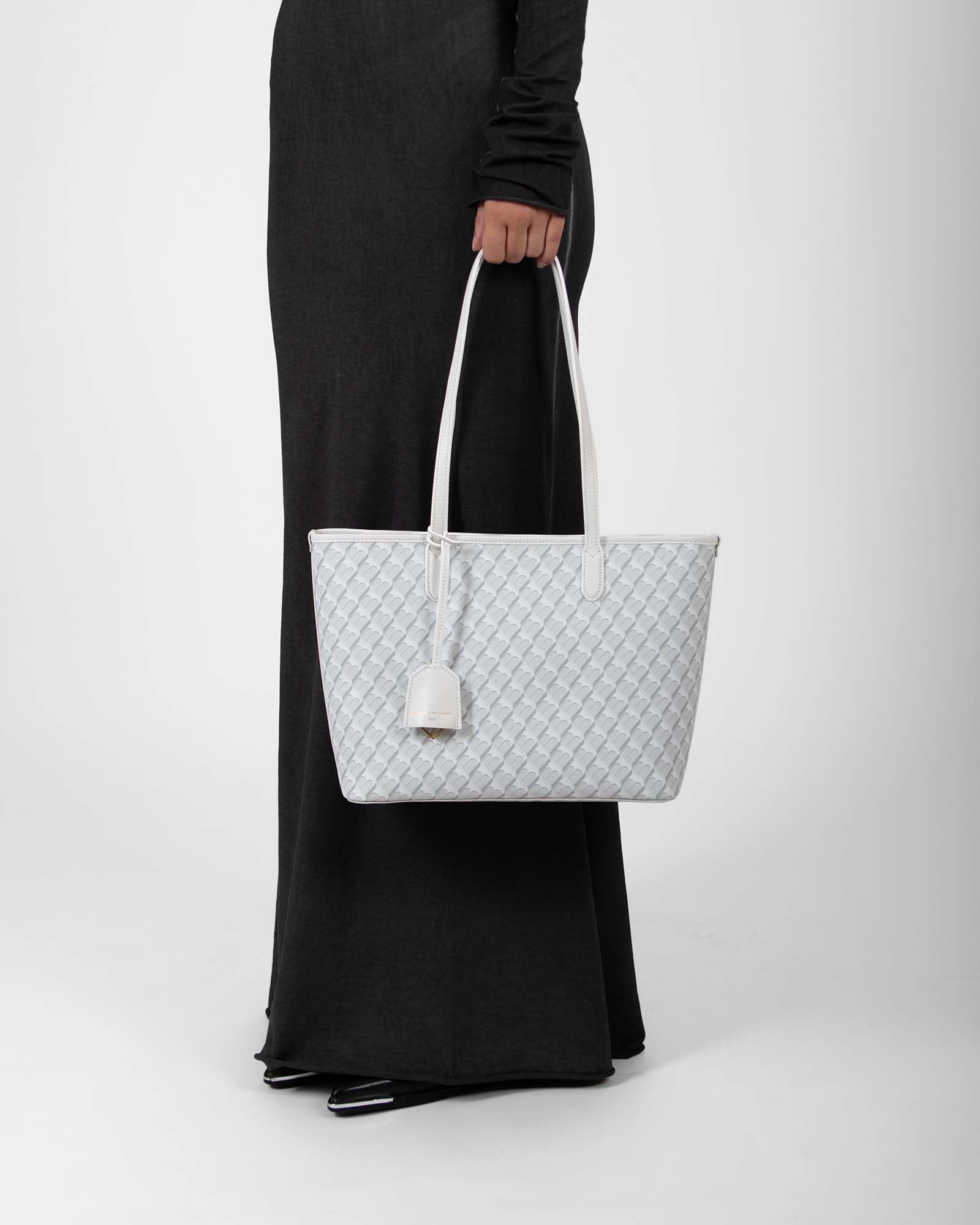 TOTE MONOGRAM PM ivoire, porté à la main, motif monogramme en toile enduite
