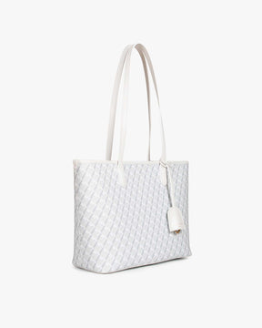 TOTE MONOGRAM PM ivoire, vue de trois quarts, anses plates, étiquette pendante logo doré