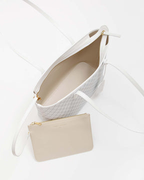 TOTE MONOGRAM blanc ivoire ouvert, intérieur beige et pochette amovible zippée sortie du sac