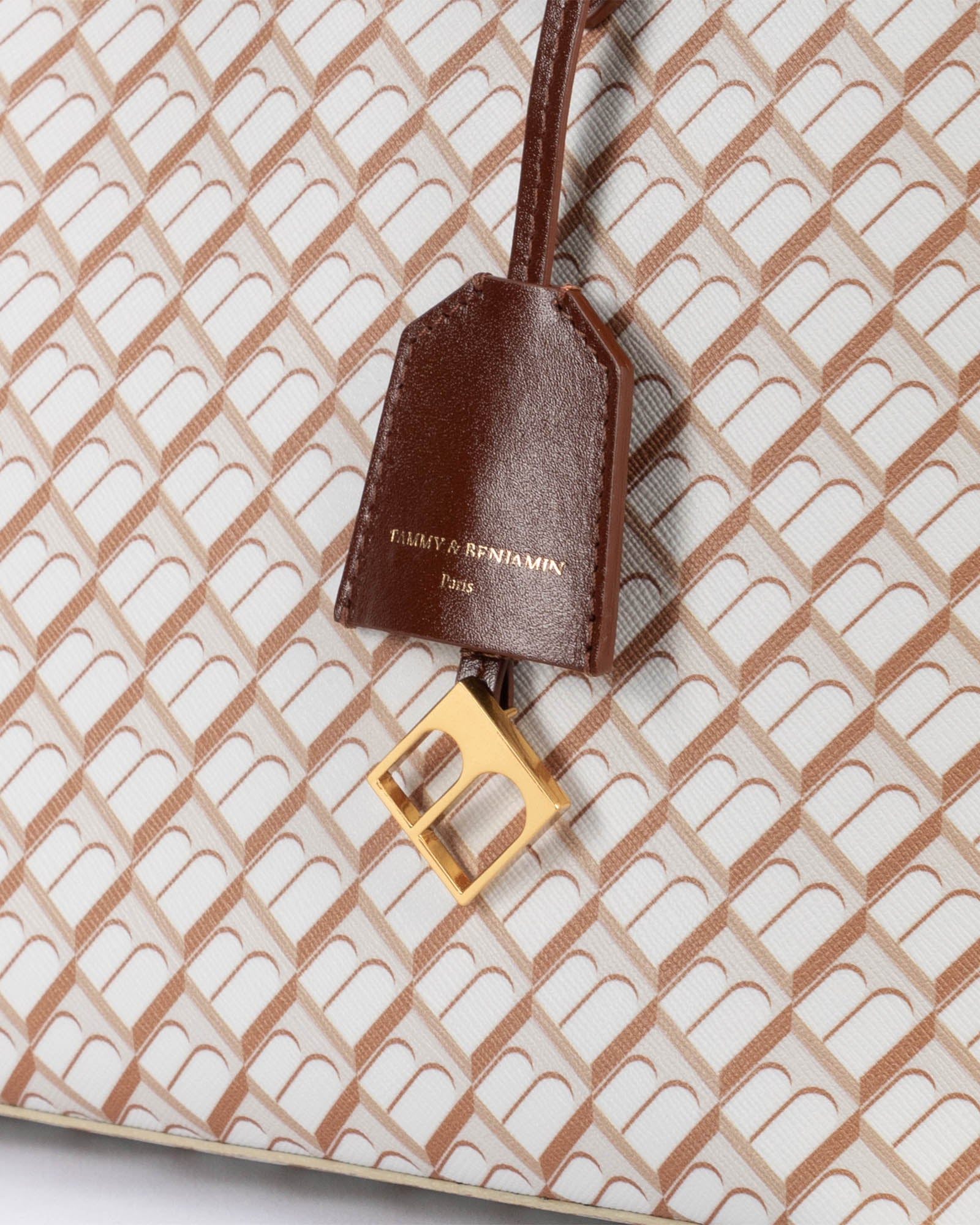 TOTE MONOGRAM PM Tan, détail du porte-étiquette en cuir gravé Tammy & Benjamin sur toile monogram